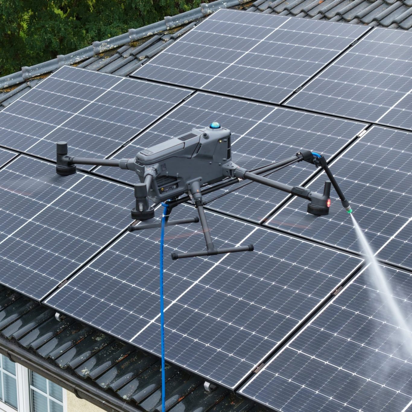 Drohne Reinigung Drohne reinigt Solarpanels auf einem Dach mit Wasser.